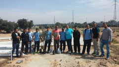 صور: طلاب المدرسة التكنولوجية العربية بيافا يزرعون الاشجار في مقبرة طاسو 